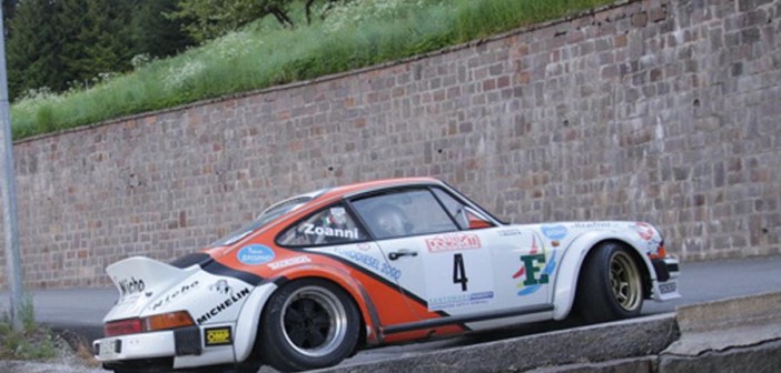 La Porsche 911 di Montini sui tornanti dolomitici