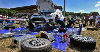 Gli uomini Vw al lavoro sulle Polo