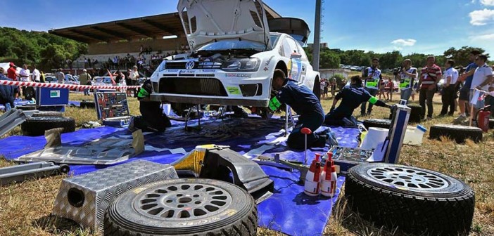 Gli uomini Vw al lavoro sulle Polo