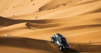 La Mini del vincitore tra le dune del deserto.