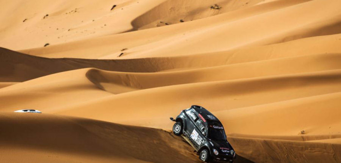 La Mini del vincitore tra le dune del deserto.