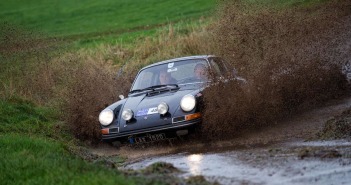 La Porsche 911 in uno dei difficili momenti di gara.