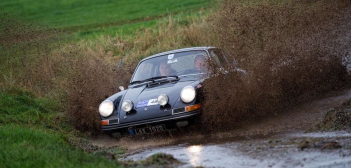 La Porsche 911 in uno dei difficili momenti di gara.