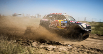 Nasser Al-Attiyah in azione con la Mini alla Dakar 2015 © Red Bull Media House