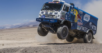 Nikolaev all'attacco tra i camion dove guida di misura la classifica della Dakar davanti ad altri due Kamaz. © Red Bull Media House