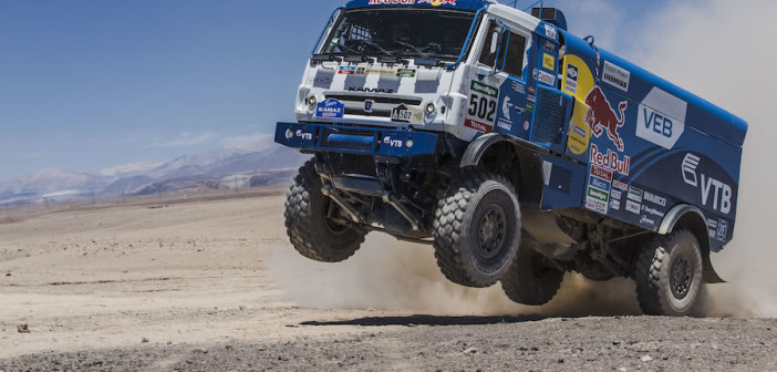 Nikolaev all'attacco tra i camion dove guida di misura la classifica della Dakar davanti ad altri due Kamaz. © Red Bull Media House