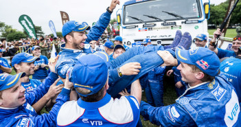 Ayrat Mardeev portato in trionfo all'arrivo della Dakar @red bull media house
