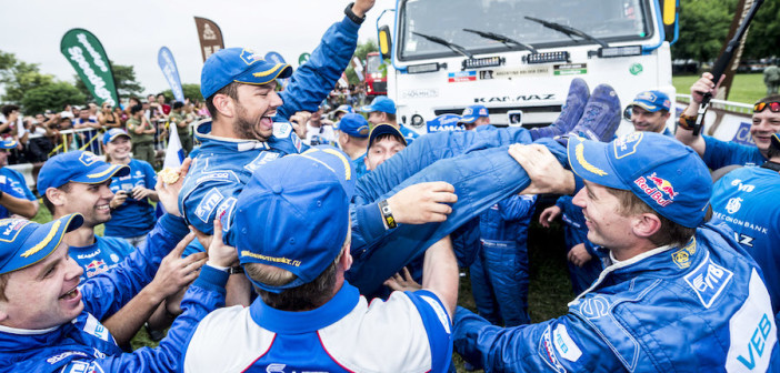 Ayrat Mardeev portato in trionfo all'arrivo della Dakar @red bull media house