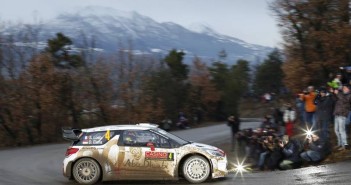 La DS3 di Loeb sotto i flash dei fotografi.