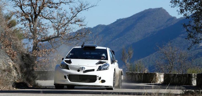 La Toyota Yaris WRC durante i primi test del 2015 sulle strade del Montecarlo.