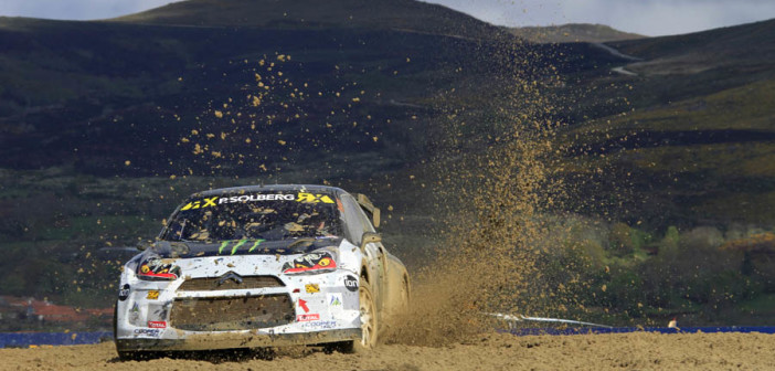 Petter Solberg alle prese con òo scivoloso terreno Portoghese.