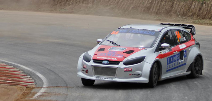 La Ford Focus del Belga Jansen si invola.