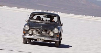 La Volvo di Margiotta-Perno sul lago salato.