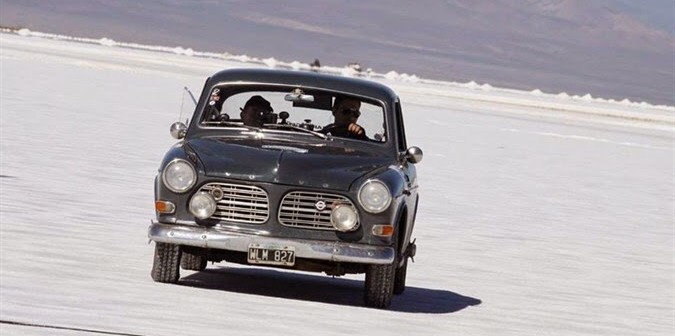 La Volvo di Margiotta-Perno sul lago salato.