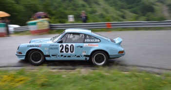 Guido Vivalda in azione con la Porsche nella bagnatissima Sarnano-Sassotetto Trofeo Scarfiotti.