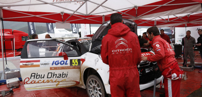 I tecnici di Citroen Racing intervengono sul motore di una DS3 R3T in Corsica.