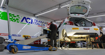 La Peugeot 208 R2 di Andolfi in assistenzza.