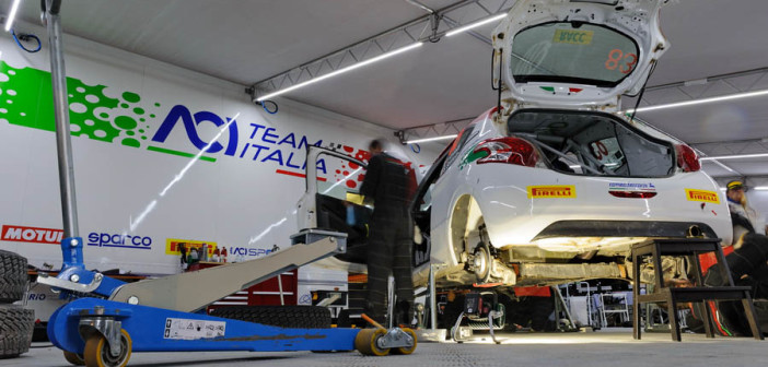 La Peugeot 208 R2 di Andolfi in assistenzza.