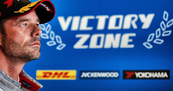 Loeb guarda amaramente la sala di prepalco del WTCC