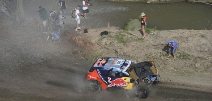 La Peugeot di Sainz all'uscita del guado con il cofano staccato.