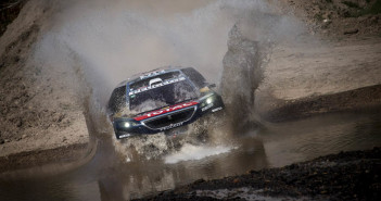 LOEB FA SUBITO CENTRO La Peugeot 2008 DKR si tuffa nel vivo della Dakar.