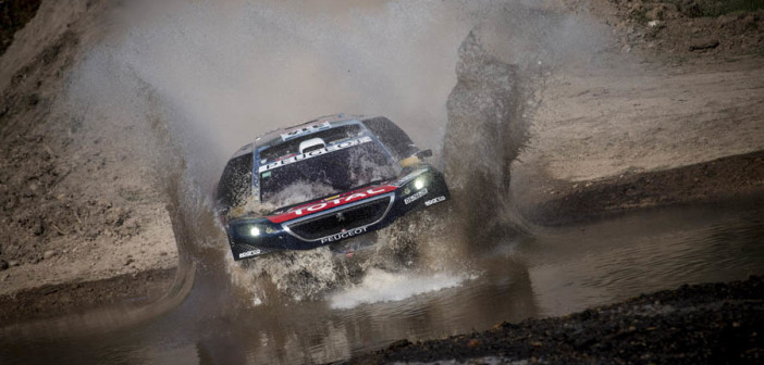 La Peugeot 2008 DKR si tuffa nel vivo della Dakar.