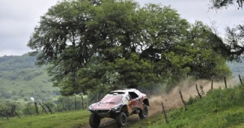 La Peugeot 2008 DKR di Loeb vola sulle strade di Tucuman.