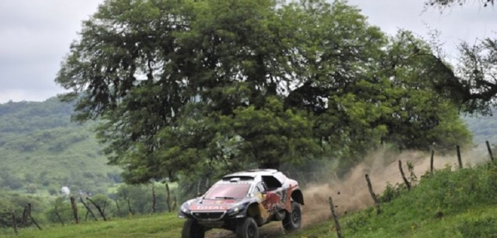 La Peugeot 2008 DKR di Loeb vola sulle strade di Tucuman.