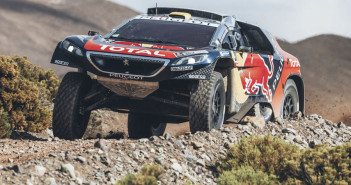 La Peugeot 2008 DKR di Peterhansel in azione.