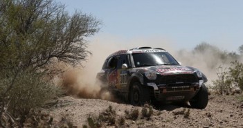 La Mini di Nasser in azione.