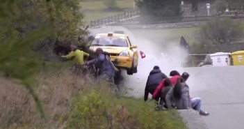 INSURREZIONE ASSICURATA Un'impressionante uscita di strada fortunatamente senza conseguenze.