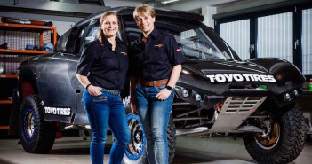 Jutta Kleinschmidt, a sinistra, e Tina Thorner con il buggy X-Raid pronto al debutto.