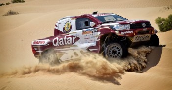 Il Toyota Hilux di Al Attiyah cavalca le dune di Abo Dhabi