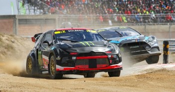 La Citroen DS3 di Petter Solberg slende sotto il sole.