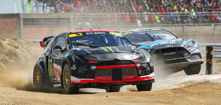 La Citroen DS3 di Petter Solberg slende sotto il sole.