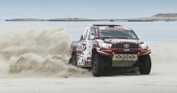 La Toyota Hilux di Nasser vola sulle dune di casa.