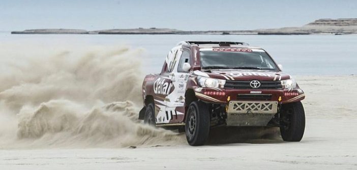 La Toyota Hilux di Nasser vola sulle dune di casa.