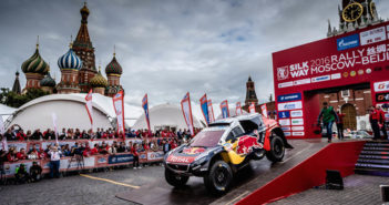 le Peugeot nella sfarzosa partenza nella piazza rossa.