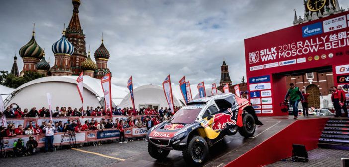 le Peugeot nella sfarzosa partenza nella piazza rossa.
