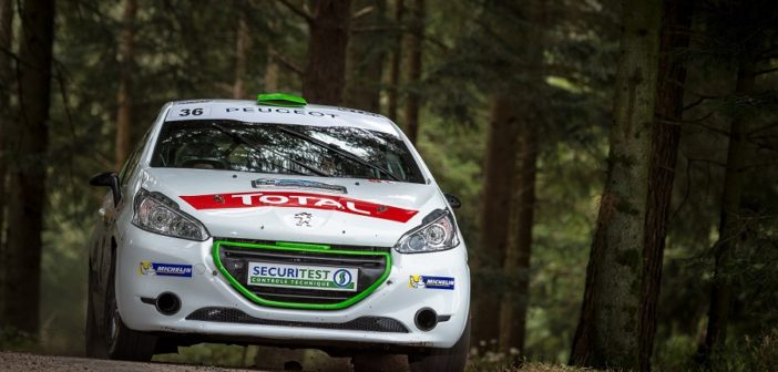 La Peugeot 208 VTI di Carella nelle foreste dei Vosgi.