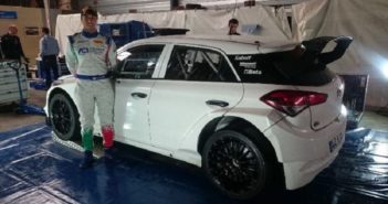 Fabio Andolfi posa di fianco alla i20 R5 appena entrata in HMI