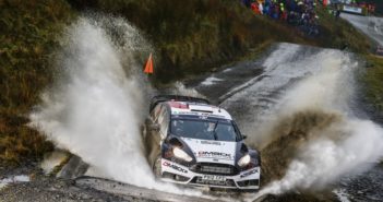 OGIER E TANAK ALLUNGANO La Fiesta calzata D-Mack vola sulle speciali del Galles