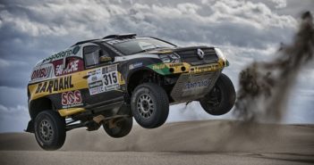 La Dacia Duster in azione sulle piste sterrate.