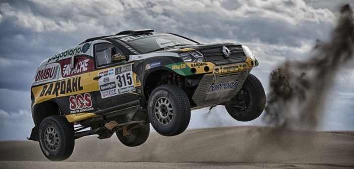 La Dacia Duster in azione sulle piste sterrate.