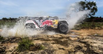 La 3008 DKR di Peterhansel vola tra le aquile