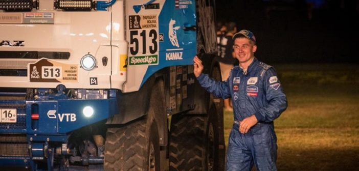 Il pilota Russo scende da suo camion al termine di una delle sue fatiche.