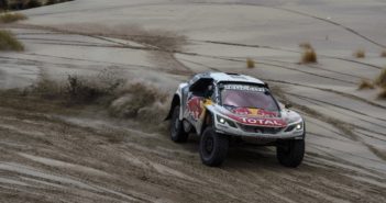 La Peugeot 3008 di super Seb riprende la testa della gara.