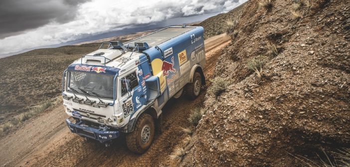 Eduard Nikolae vince e porta il suo Kamaz davanti a tutti.