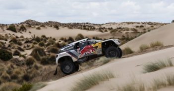 Loeb e la sua Peugeot 3008 DKR sulla strada di Buenos Aires