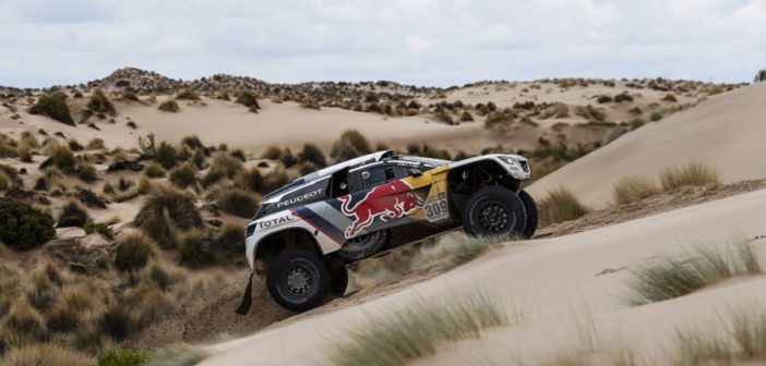 Loeb e la sua Peugeot 3008 DKR sulla strada di Buenos Aires